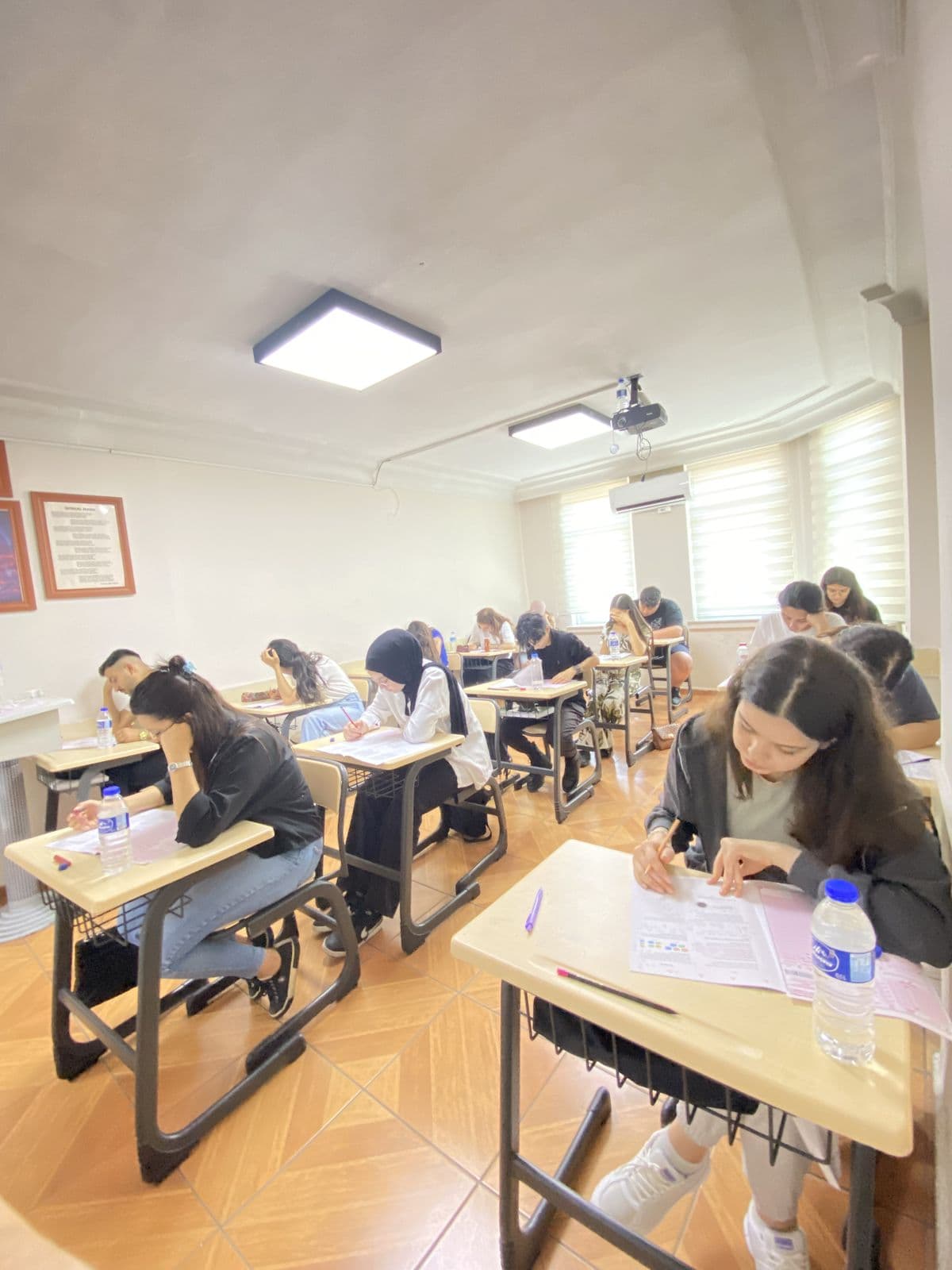 Genç Kalem Eğitim Kurumları'nda öğrenciler sınıfta çalışırken