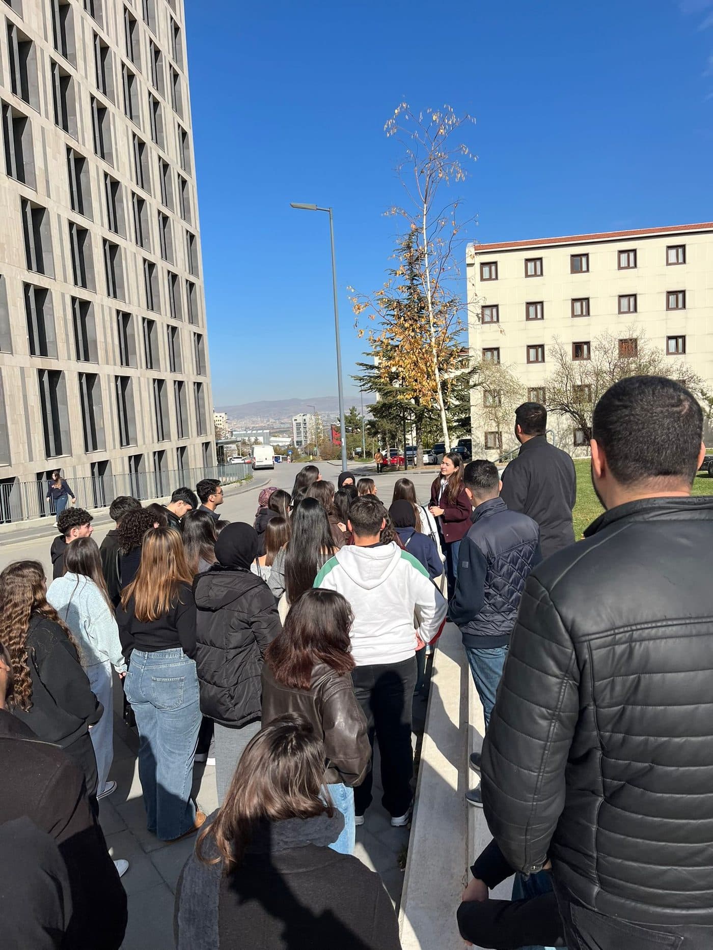 Genç Kalem öğrencileri üniversite kampüsünde düzenlenen gezide